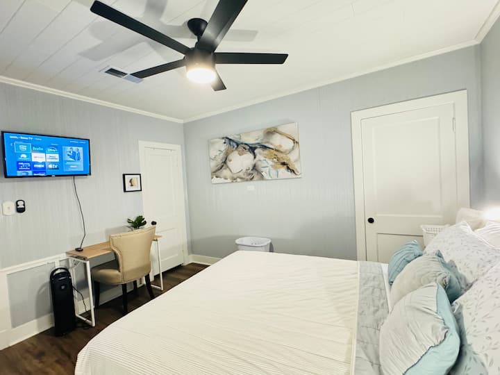 في الغرفة رقم1، استمتع بسرير بحجم كوين، ومكتب عمل، وتلفزيون ذكي، ومنقي هواء، ومناشف استحمام ومناشف، وأقمشة تنظيف مكياج سوداء، ومكتب مساحة عمل، وطاولة كي صغيرة، ومكواة في الخزانة. الراحة والراحة في انتظارك!