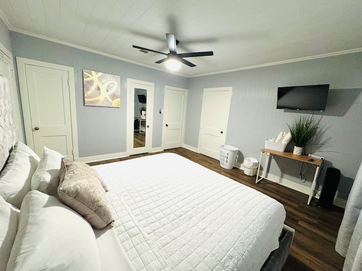 في الغرفة رقم2، استرخ في سرير مريح بحجم كبير بينما تستمتع بالترفيه على تلفزيون ذكي. تنفس بسهولة مع منقي الهواء، واعثر على جميع الأساسيات من المناشف إلى المكواة في الخزانة. 
ملاذك السلمي في انتظارك!