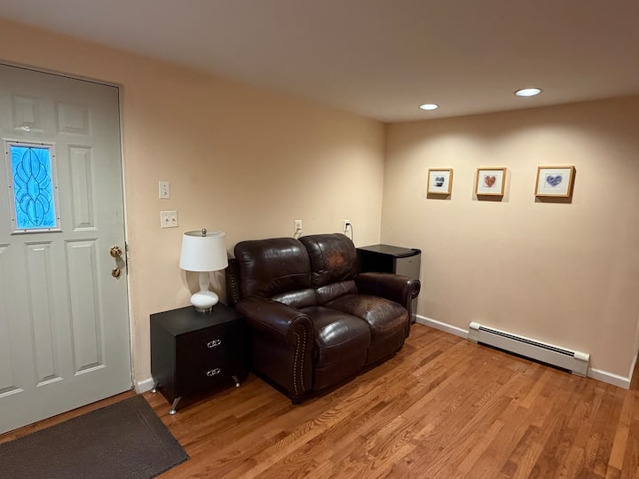 Cozy 1 Bedroom Apt. W Private Entrance - Westbury, NY