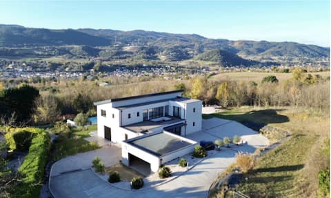 Luxury 300m2 house- heated swimming pool 12 pers