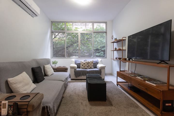 Posto 8/Arpoador, 350 m da praia, com garagem