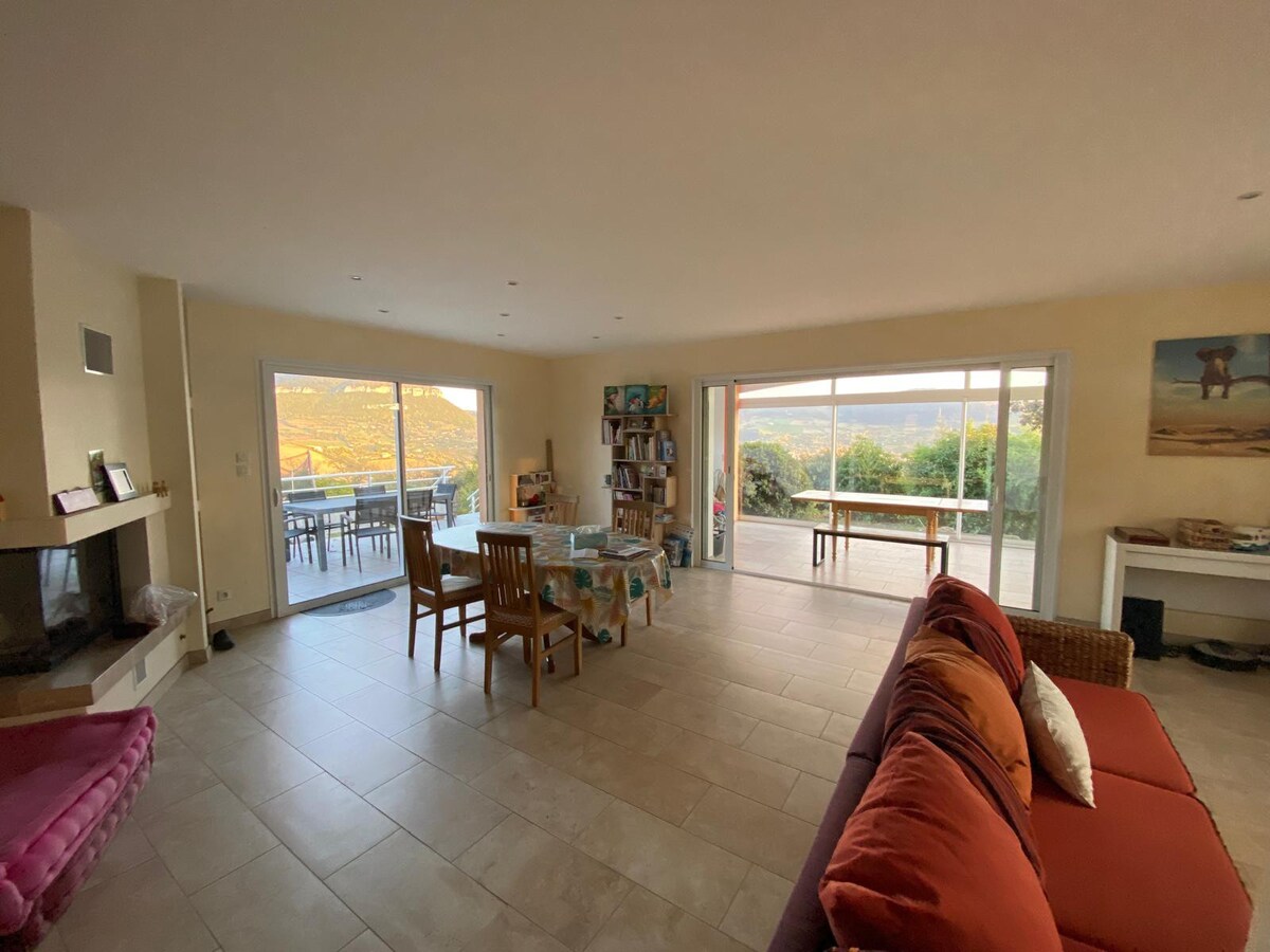 Propriété Airbnb réussie: Modern 160 m² villa overlooking the Viaduct à Millau