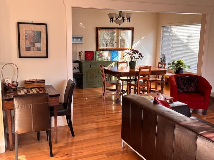 Mt. Rainier Room ~ Queen Bed & Private Bath - Seattle, WA