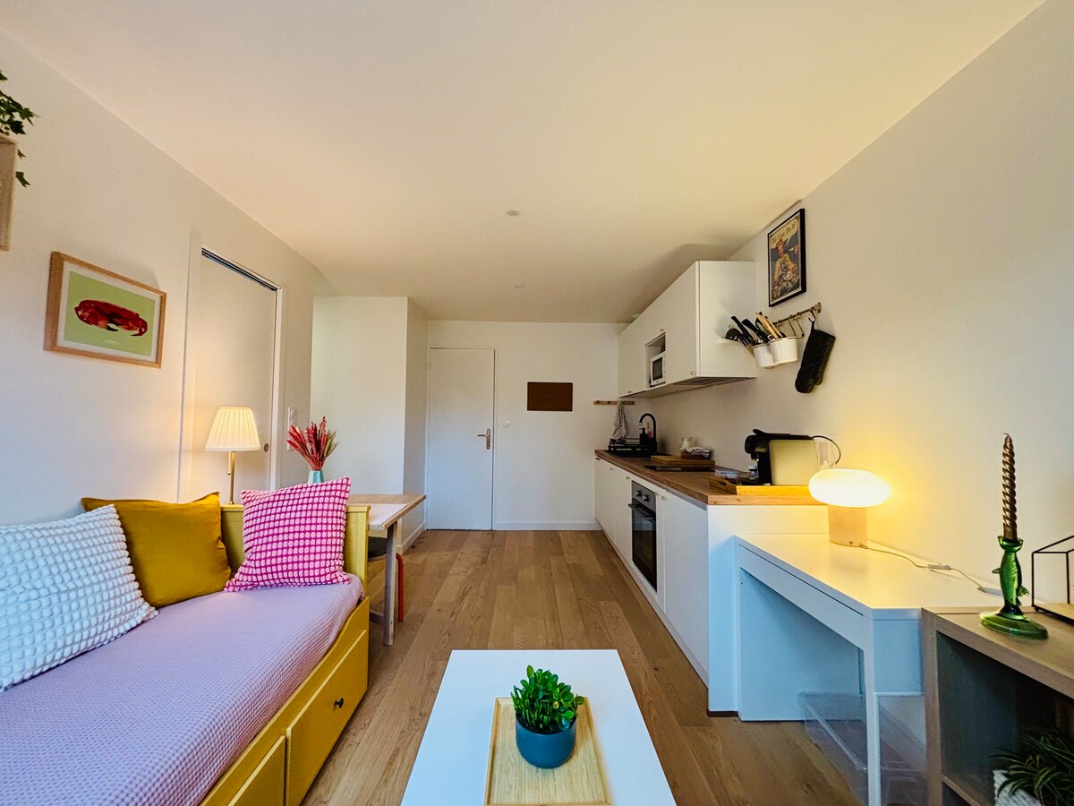 Popular Airbnb listing: QUIET renovated - 5 min to station + center. T2 parking + bike in Sud Gare