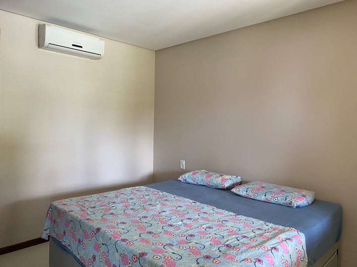 جناح في الطابق الأرضي بسرير كبير، واثنين من البيكاما، وتلفزيون ذكي، وخزانة ملابس، وحمام كامل ومكيف هواء. الراحة والتطبيق العملي في بيئة واحدة.