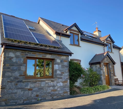 4 bedroom Tenby house with hot tub, garden&parking