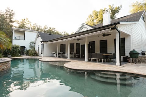 The Watering Hole 6 Bedrooms 4 bathrooms sleeps14