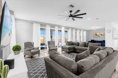 9 Bedrooms / 6 Bathrooms / Solara (8901 CB)