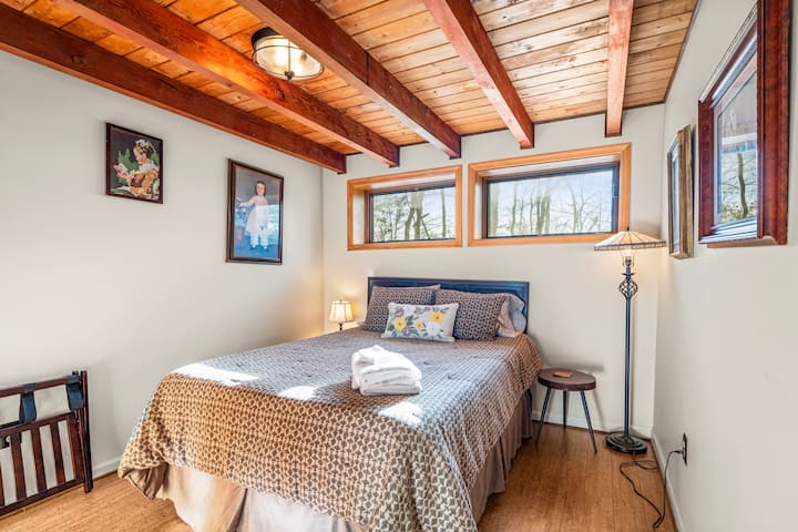 Acogedora habitación con una cómoda cama tamaño queen y luz natural de grandes ventanales