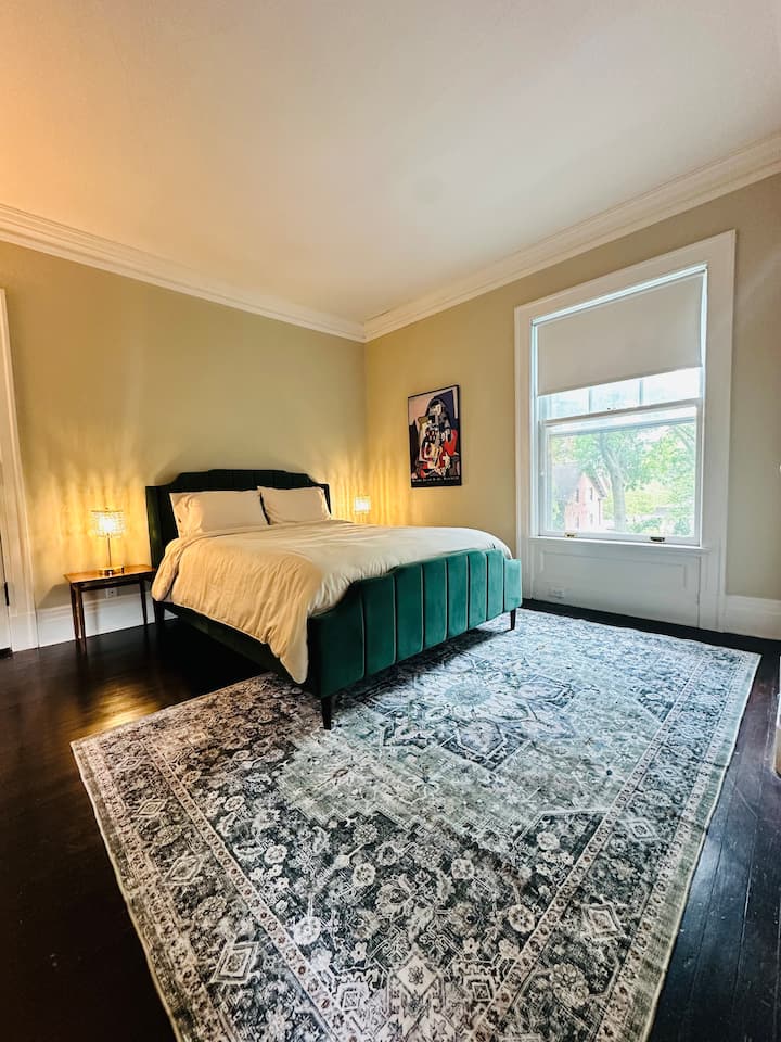 غرفة النوم رقم2 
The Guest Room 
مشاركة حمام على طراز جاك آند جيل 