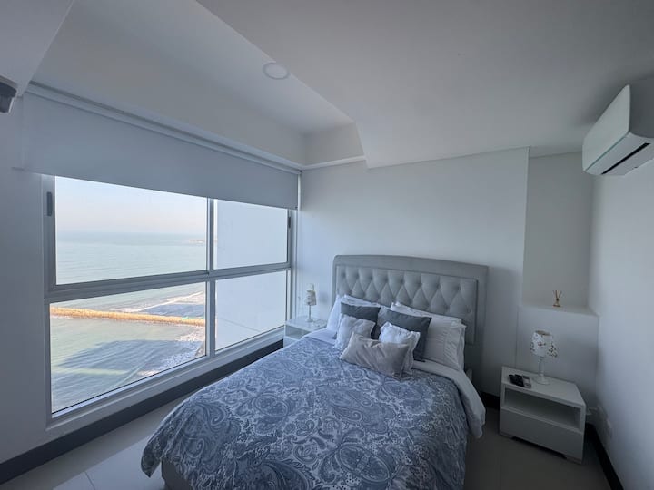 Удобна соба со прекрасен поглед на морето од креветот и уживајте во удобниот кревет со ќебиња со пердуви, најгоре!!!