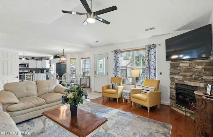"Location, Location, Vacation! Near Pigeon Forge! - Pigeon Forge, TN