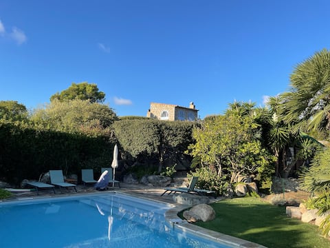 Exceptional setting and view, swimming pool, 10 people, beaches 8 minutes away