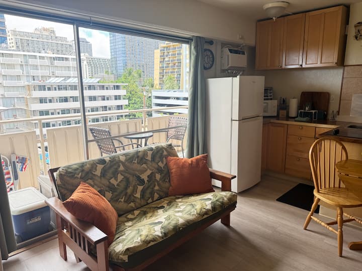 Studio Apartment Walking Distance From The Beach - Honolulu, HI