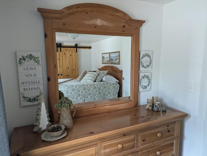 Chambre principale. Nouvelle photo : récemment rénovée et ajout de la suite Pine, avec un décor et des revêtements neufs.