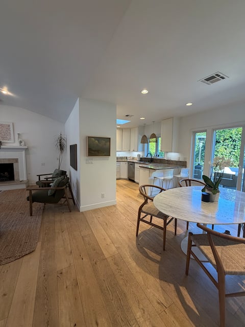 Top performing Airbnb: Walk to beaches, shops&dining! Pristine +jacuzzi! in Montecito