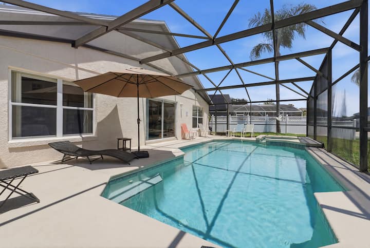 Magical Stay: Heated Pool & Spa Near Disney! - Four Corners, FL