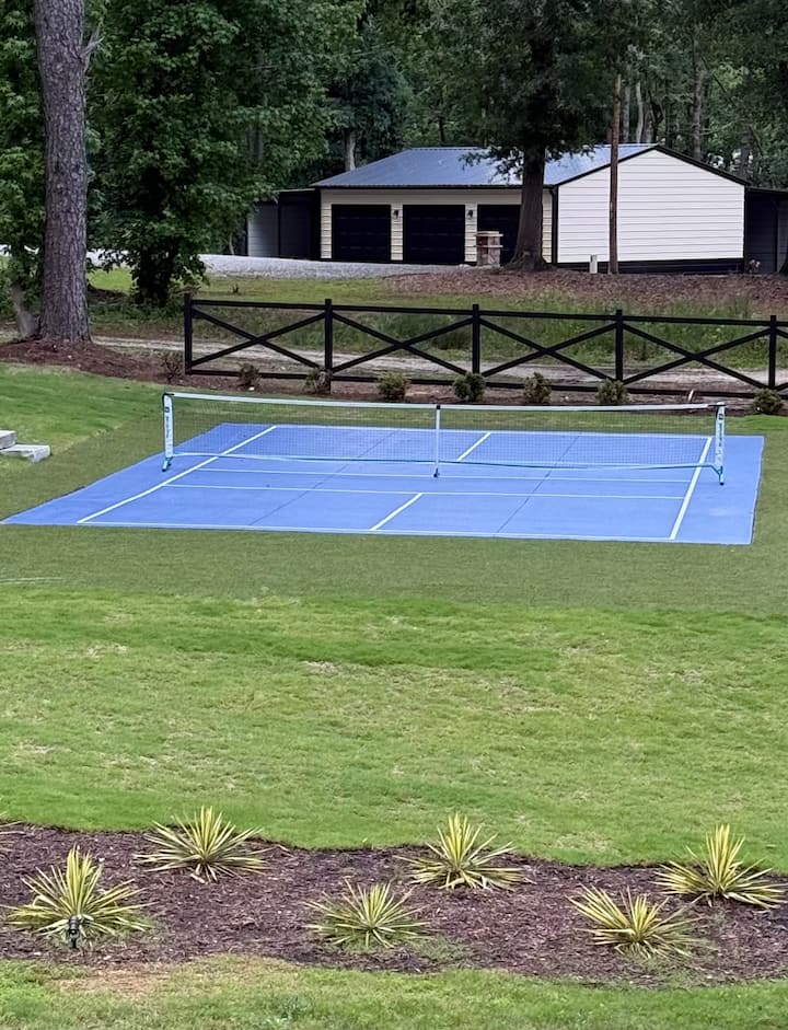 Lake house w/ a pool and Pickleball court - South Carolina