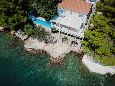 Top Airbnb: Beachfront Villa with Pool near Dubrovnik in Lozica