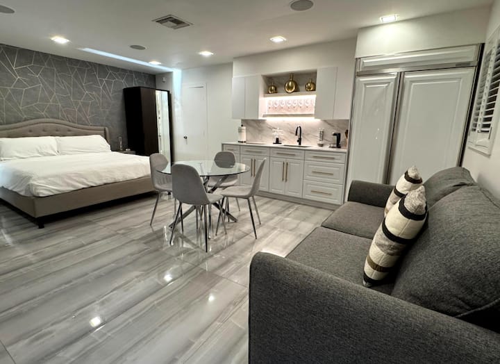 Private Suite - Hollywood - Davie, FL