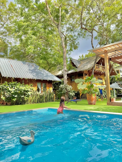 Casita de Bambu*pool*cabin*green oasis*2min-beach