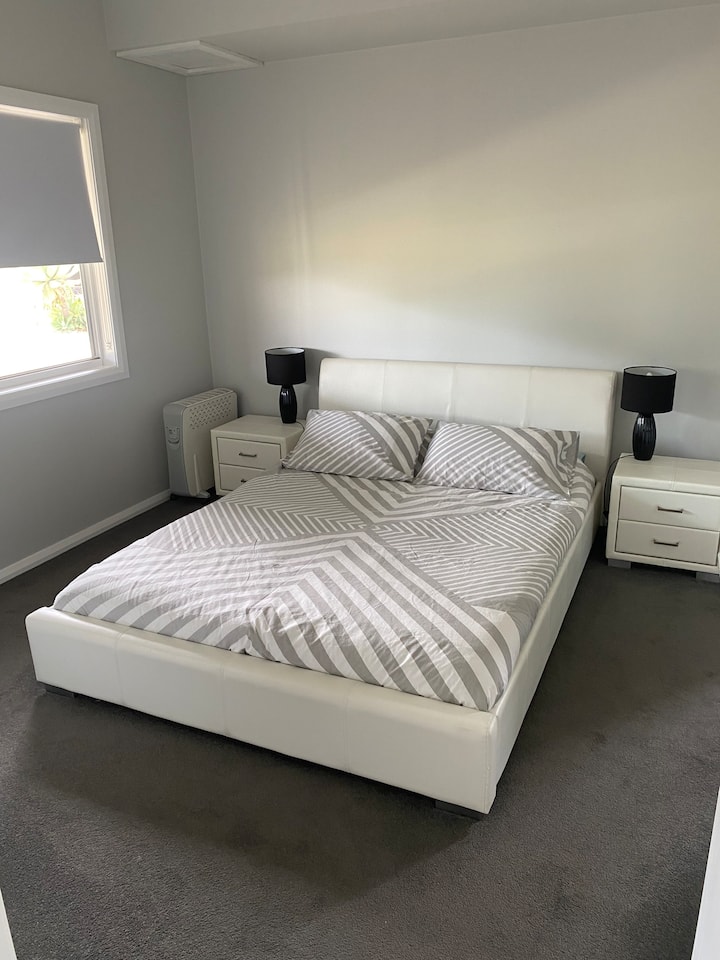 Спална соба во стан на долниот кат. Еден брачен кревет (широк 150-179 см) со странични фиоки и гардероба. 