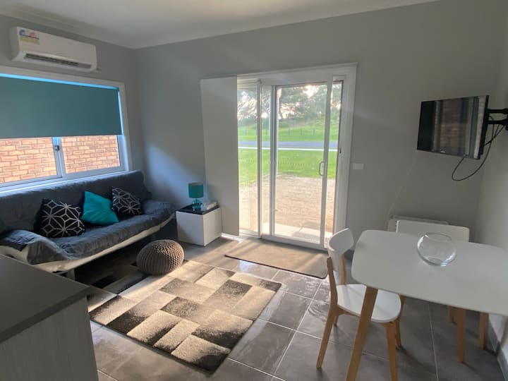 Дневен / трпезариски простор во стан на долниот кат. 
Кауч на спуштање. 
Поделен систем за греење и ладење.
Ѕиден телевизор со вграден DVD плеер. 
Пристап до лизгачката врата. 