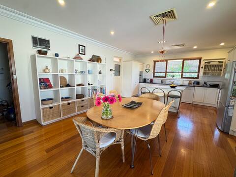 22 Livingstone pool & ocean views