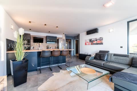 Popular Airbnb listing: Jimmys Beach Privlaka – Meer, MEGA Blick & Pool in Općina Privlaka