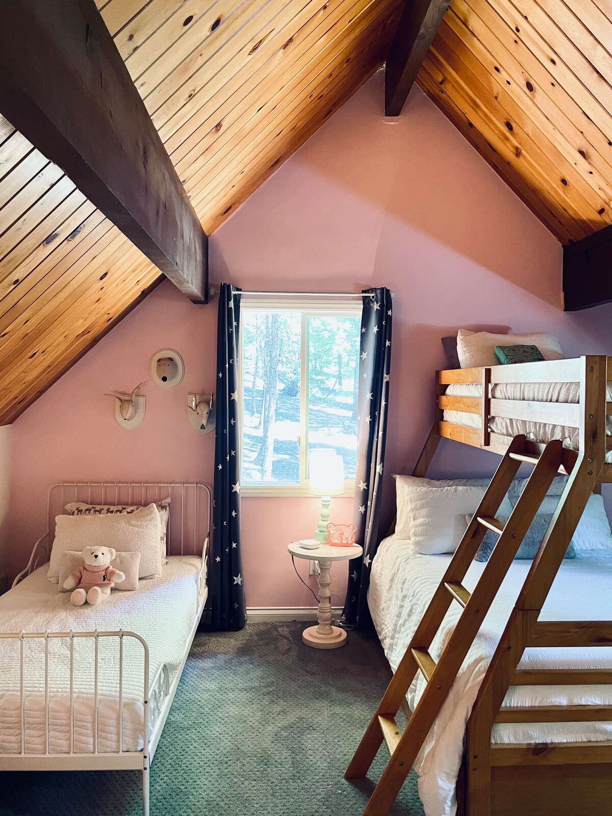 سرير مزدوج مع سرير مزدوج في الأعلى وتوأم واحد منخفض في غرفة النوم الضخمة هذه. 