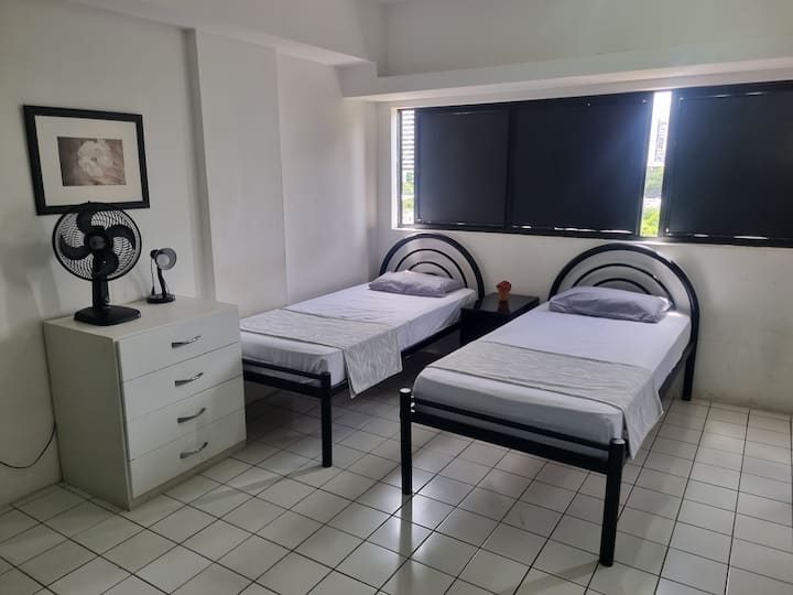 ☆ Spavaća soba Recanto – dva udobna kreveta za jednu osobu i dvostruki kauč na razvlačenje.