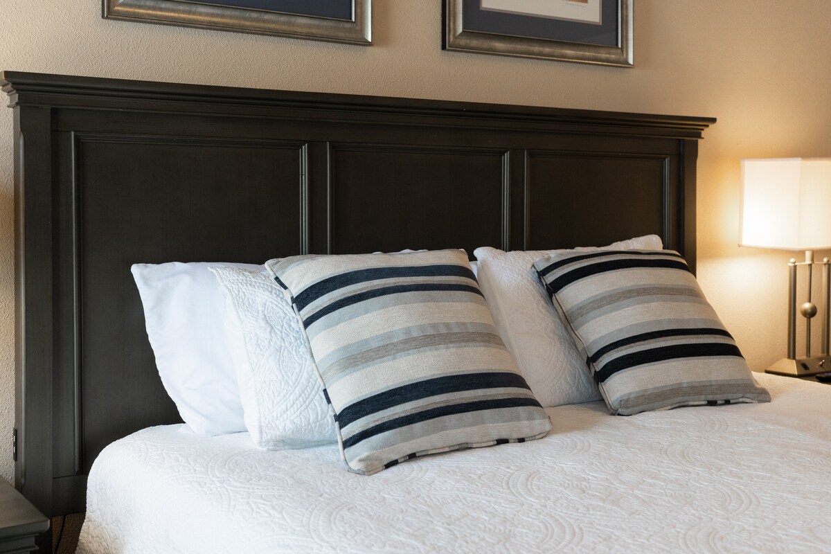 מיטת קינג סייז בחדר שינה 1