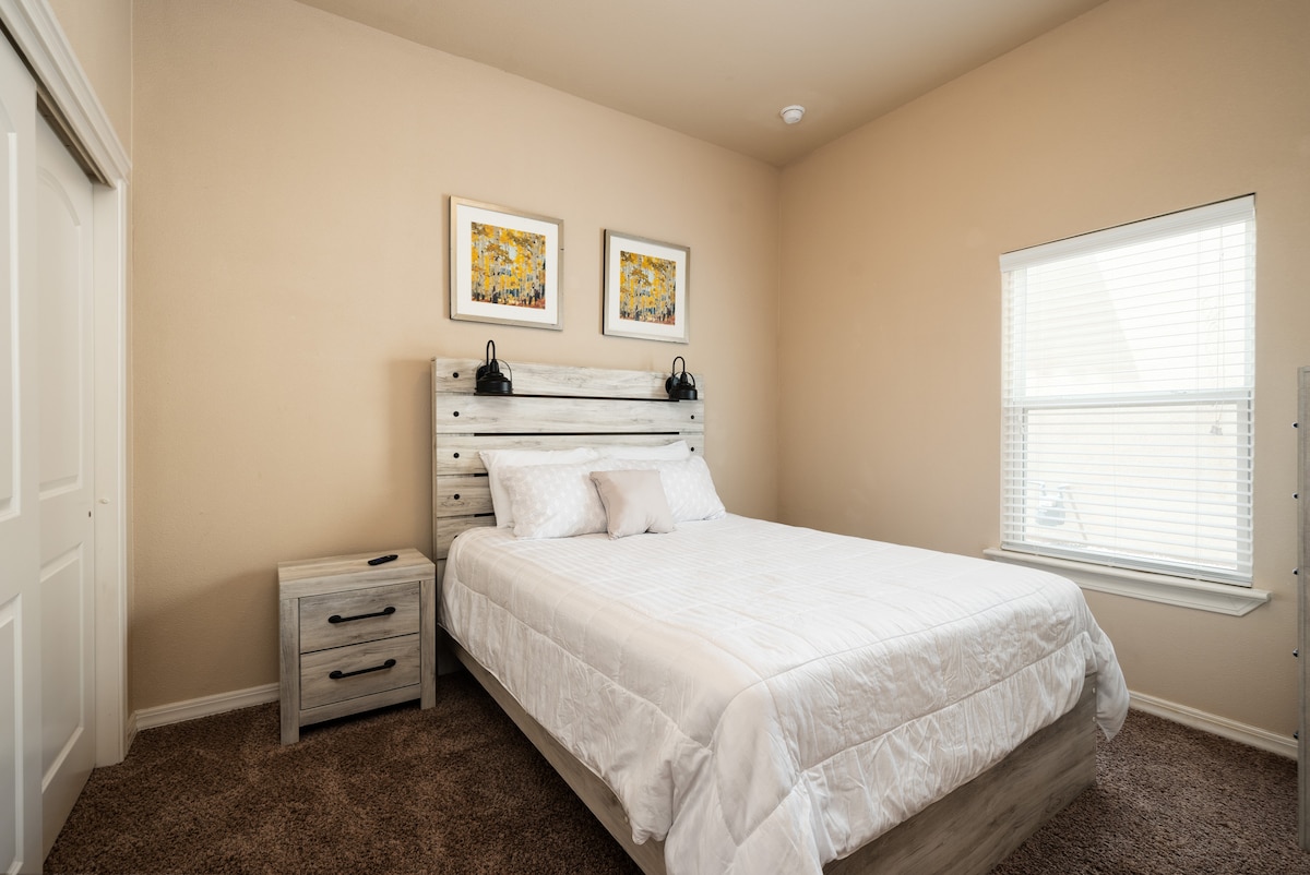 מיטת קווין סייז בחדר שינה 2