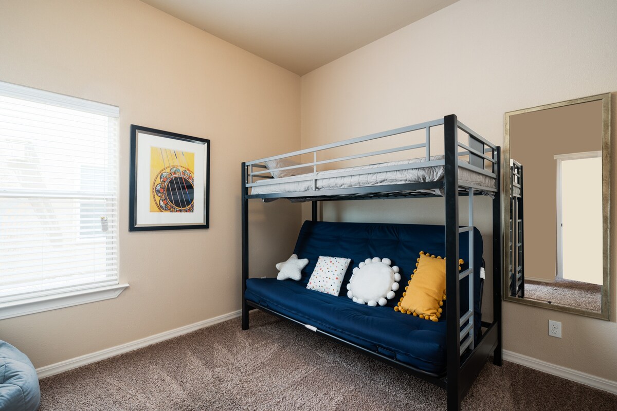 מיטת קומתיים עם מיטה זוגית ומיטת פוטון/בגודל מלא בחדר השינה 3