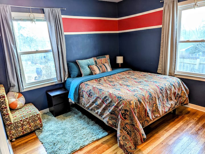 Lit Queen Size avec matelas en mousse à mémoire de forme. Vue sur l'arrière-cour et l'étang