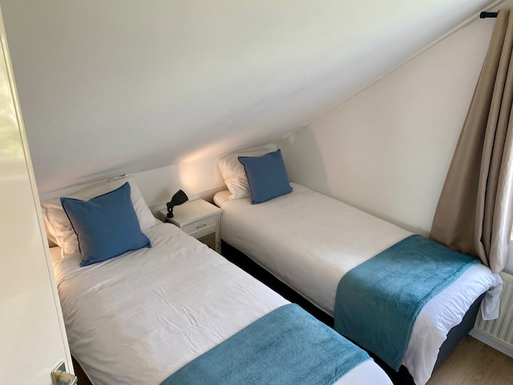 这2张床可以铺成双人床。