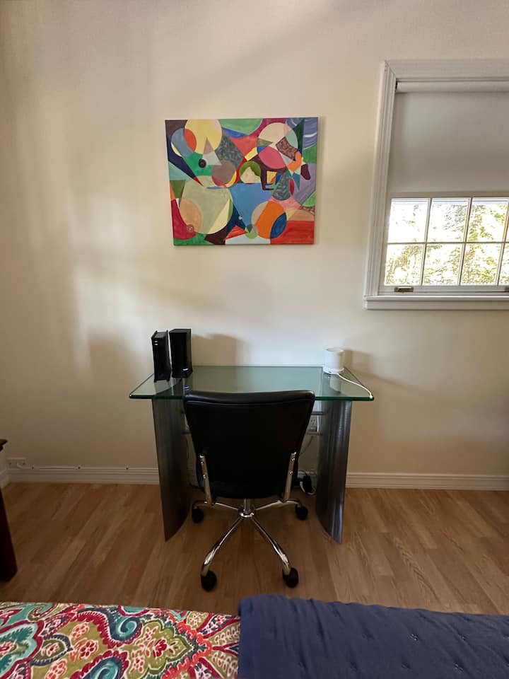 Escritorio de trabajo con 500 Mbps y conexión Ethernet. 