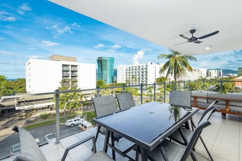 Panorama Cairns—City & Coastal Views with Pool