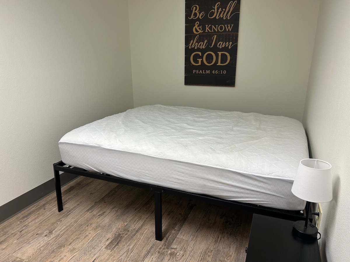 เตียงควีนไซส์ในห้อง 5