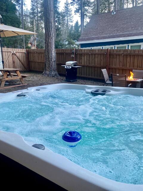 Your Favorite, Hot tub, Pet friendly Little Cabin!