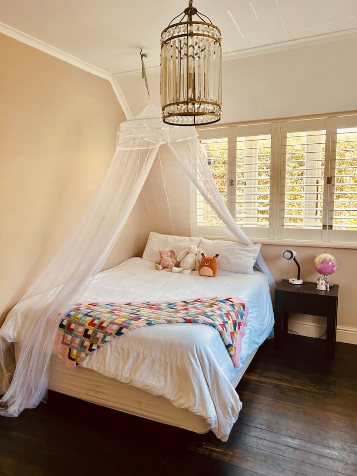 Dormitorio 2 con cama queen.