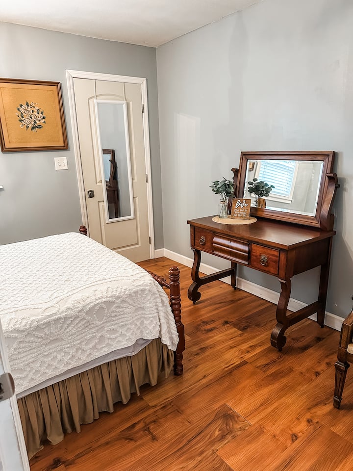 Habitación 3: actualizamos esta habitación para que sea una cama tamaño completo. Nuestro sofá en la sala de estar también tiene una cama tamaño queen. ¡Es una casita con mucha hospitalidad!