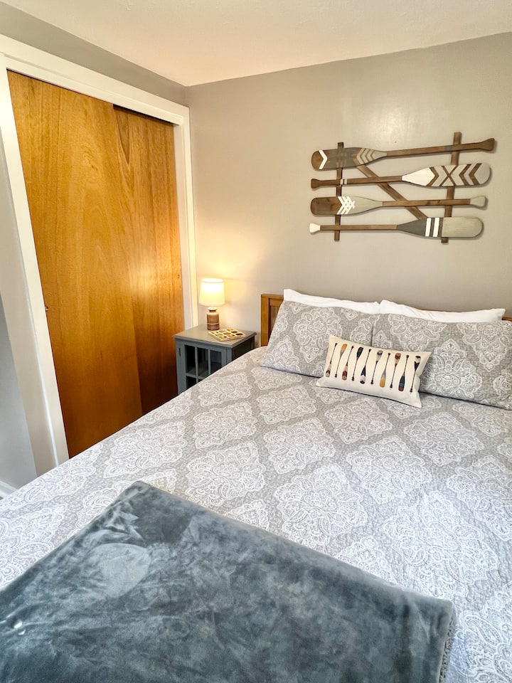 Queen bed in the bedroom