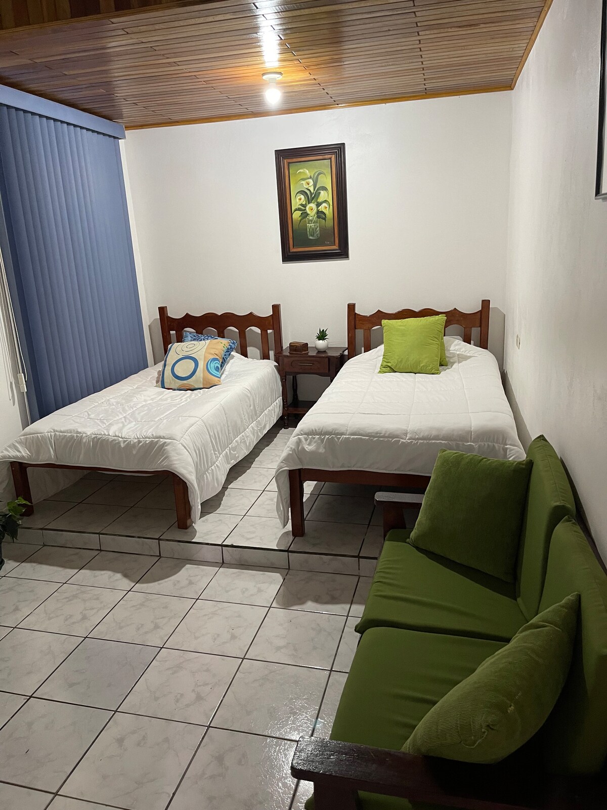 第二间卧室配有两张单人床、有线电视和一张单人沙发。