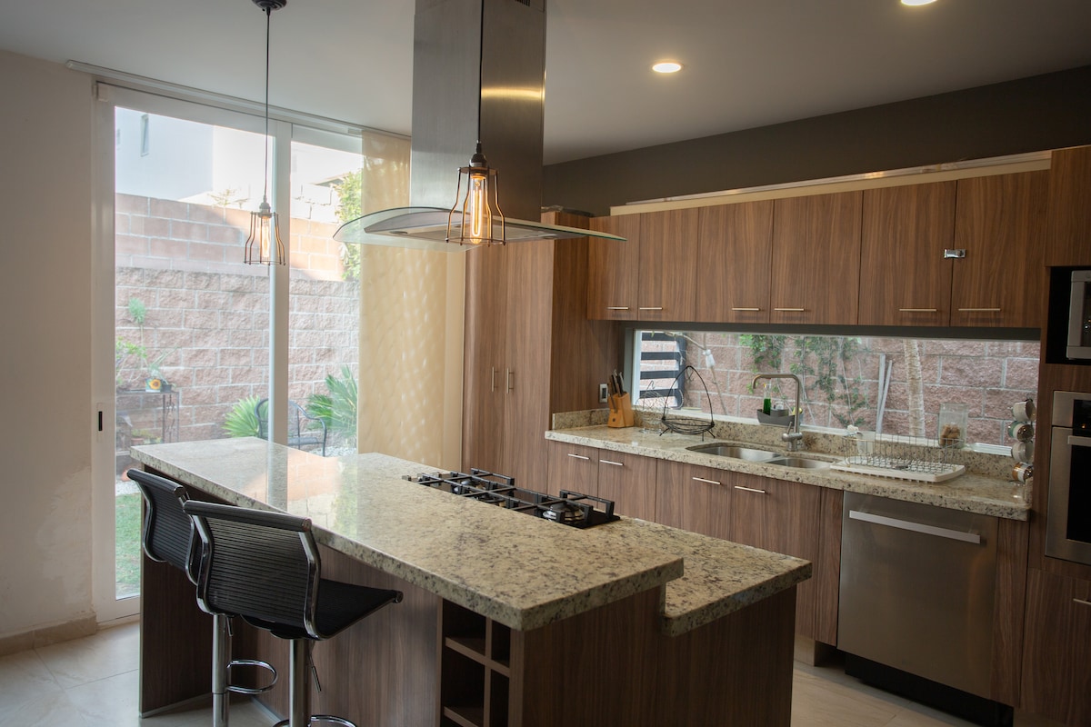 Successful Airbnb property: Three-story house with various private living areas. in Juriquilla