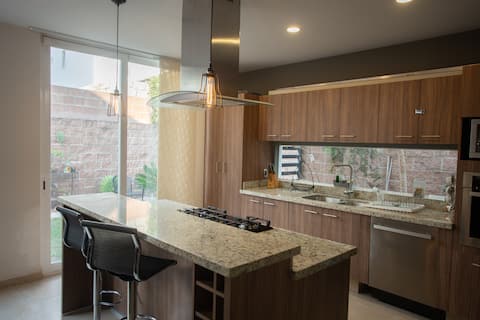 Successful Airbnb property: Three-story house with various private living areas. in Juriquilla