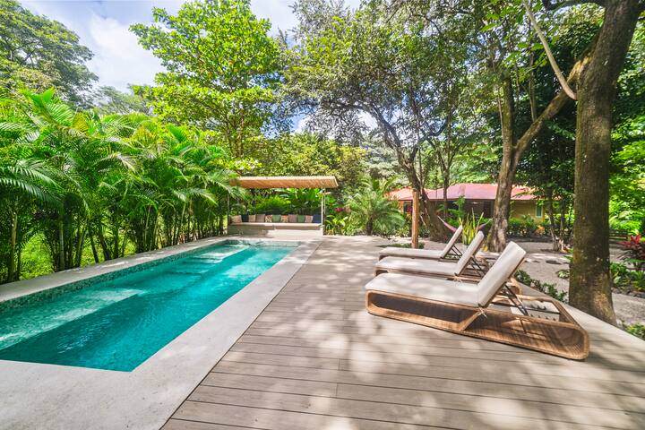 Eco-Friendly Cabina in a Haven of Tranquility