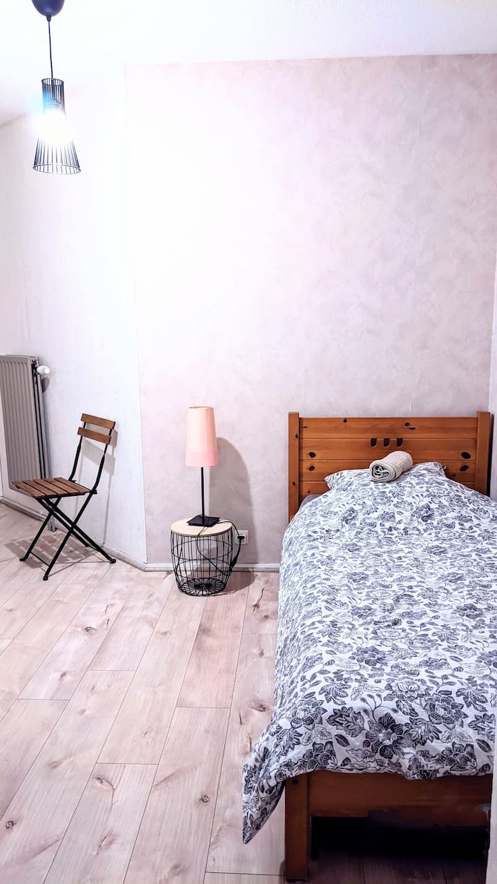 Два единечни кревета, плакар/гардероба, вентилатор и пристап до терасата.