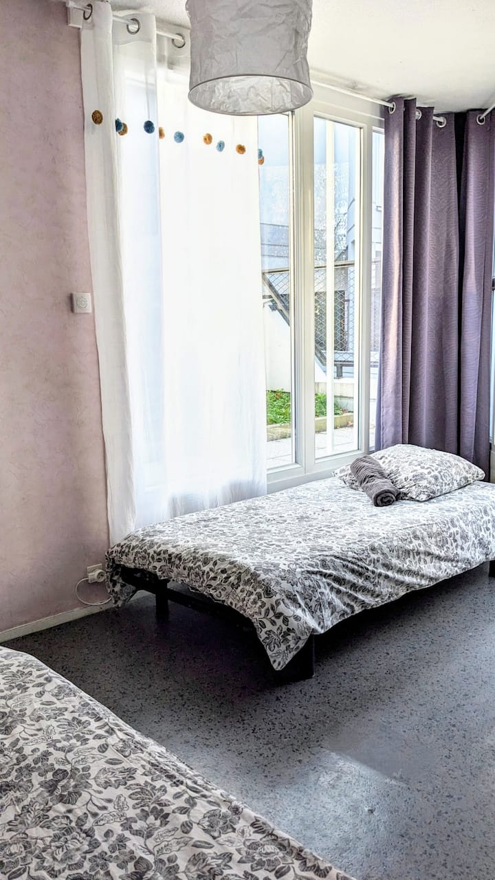 Два единечни кревета, простор за складирање на облеката, вентилатор и пристап до терасата.