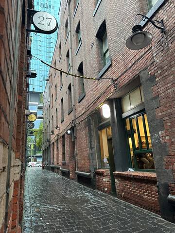 Melbourne CBD location…heritage warehouse apt gallery image 2